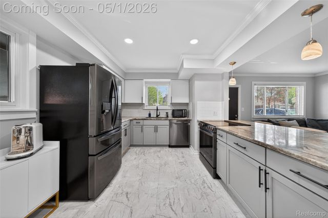 1118 W Elmwood Avenue, Clawson, MI 48017