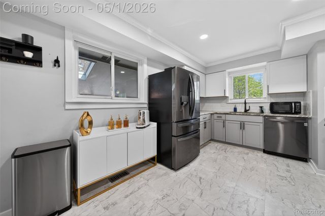 1118 W Elmwood Avenue, Clawson, MI 48017