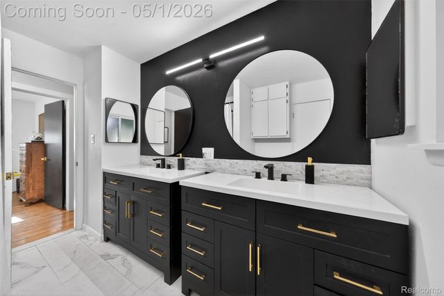 1118 W Elmwood Avenue, Clawson, MI 48017