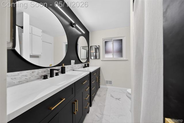 1118 W Elmwood Avenue, Clawson, MI 48017