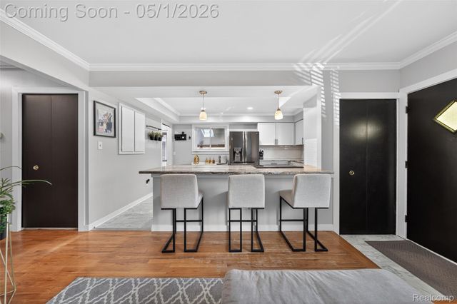 1118 W Elmwood Avenue, Clawson, MI 48017