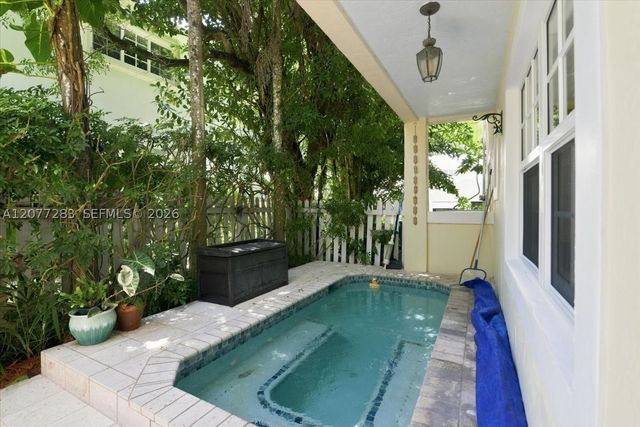 6473 Sunset Dr, South Miami, FL 33143