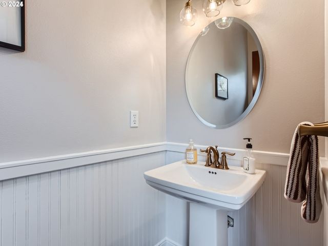 8534 Nw TIMBER RIDGE Ct, Portland, OR 97229
