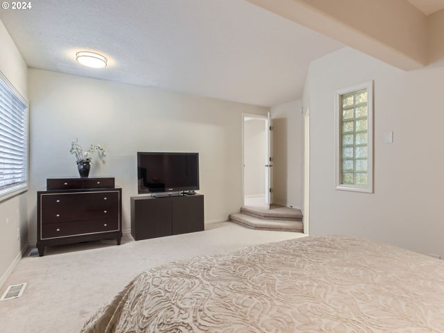 8534 Nw TIMBER RIDGE Ct, Portland, OR 97229