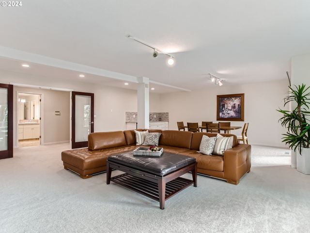 8534 Nw TIMBER RIDGE Ct, Portland, OR 97229