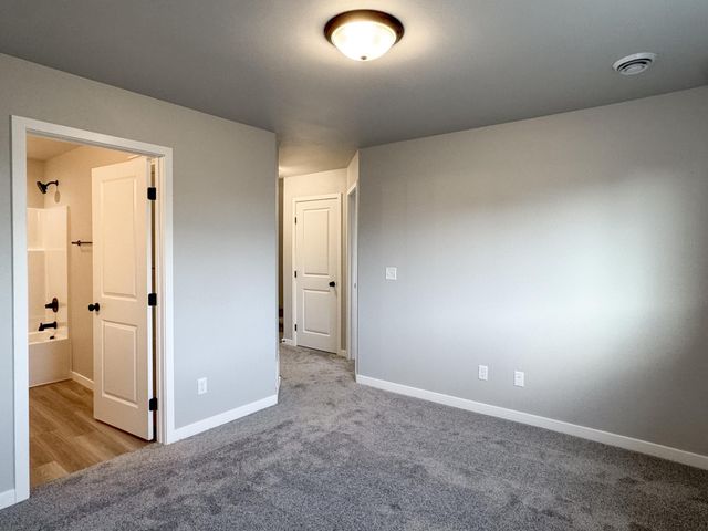 1105 Jill Drive W, West Fargo, ND 58078