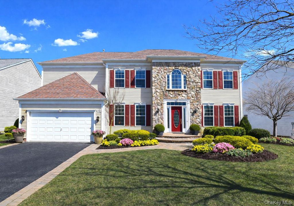 8 Avolet Court, Mount Sinai, NY 11766