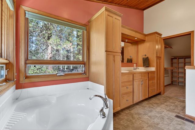22910 N Perry Rd, Colbert, WA 99005