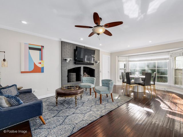 2S386 SENECA Drive, Wheaton, IL 60189