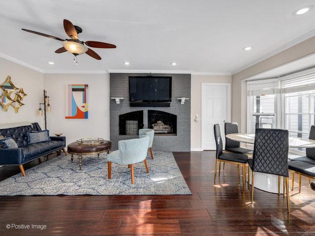 2S386 SENECA Drive, Wheaton, IL 60189