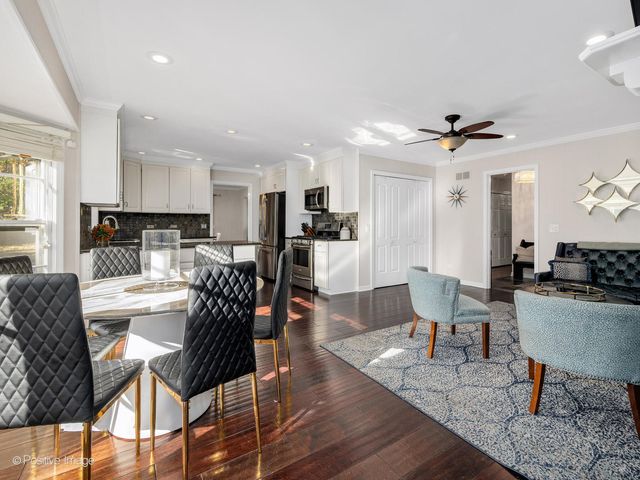 2S386 SENECA Drive, Wheaton, IL 60189