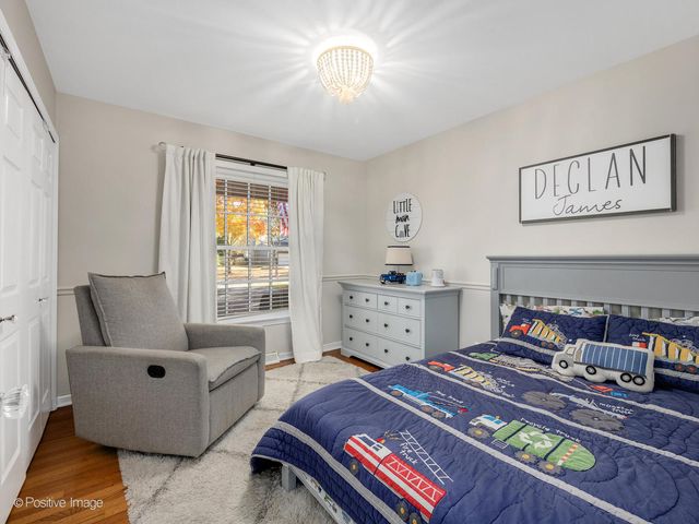 2S386 SENECA Drive, Wheaton, IL 60189