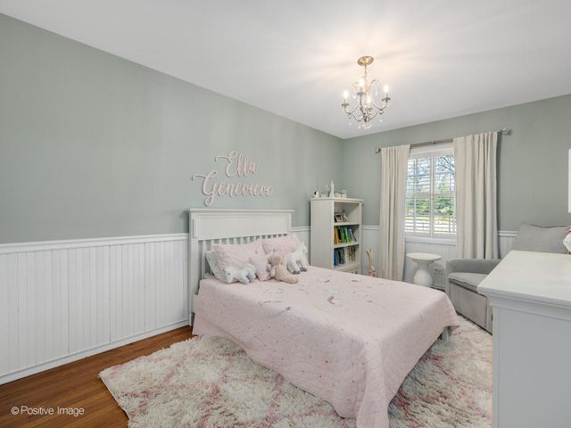 2S386 SENECA Drive, Wheaton, IL 60189