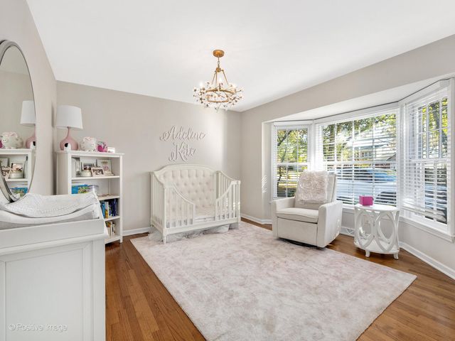 2S386 SENECA Drive, Wheaton, IL 60189