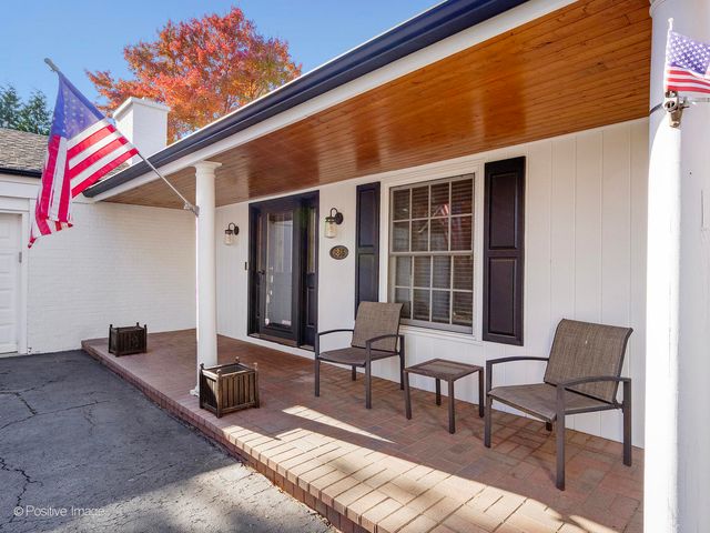 2S386 SENECA Drive, Wheaton, IL 60189