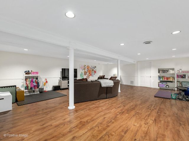 2S386 SENECA Drive, Wheaton, IL 60189