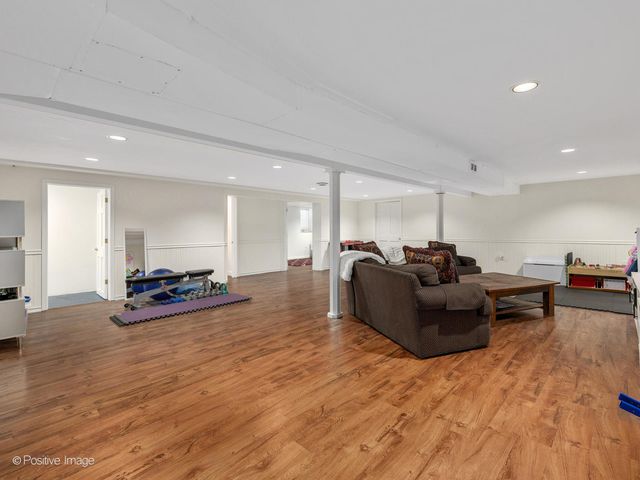 2S386 SENECA Drive, Wheaton, IL 60189