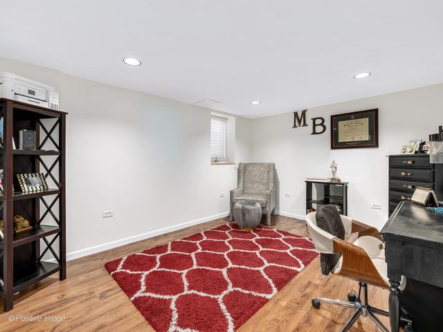 2S386 SENECA Drive, Wheaton, IL 60189