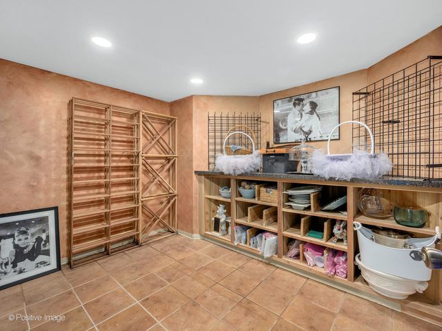 2S386 SENECA Drive, Wheaton, IL 60189