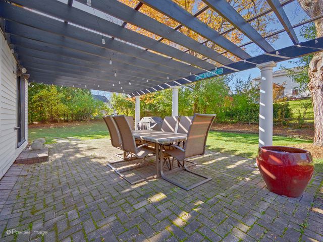 2S386 SENECA Drive, Wheaton, IL 60189