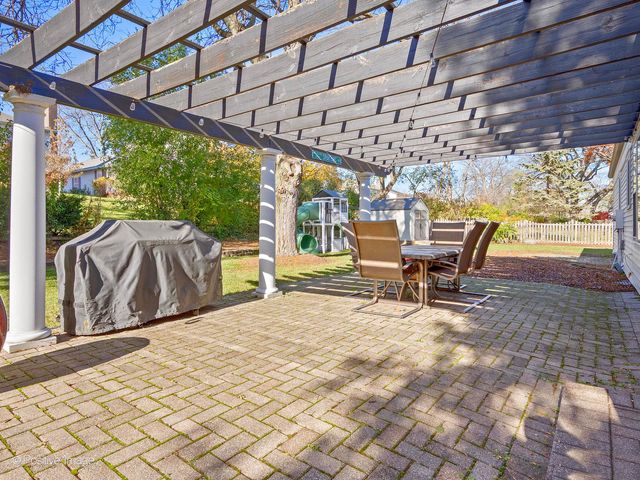 2S386 SENECA Drive, Wheaton, IL 60189