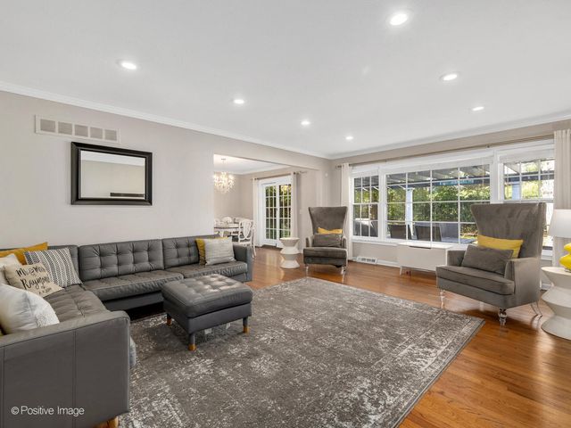 2S386 SENECA Drive, Wheaton, IL 60189