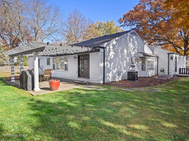 2S386 SENECA Drive, Wheaton, IL 60189