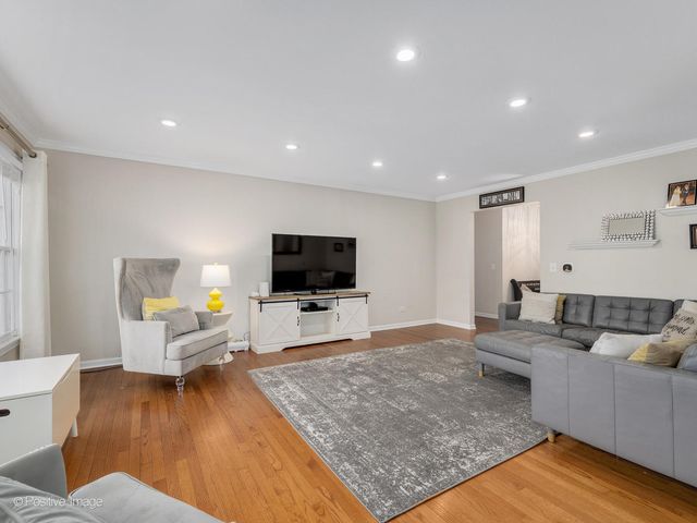 2S386 SENECA Drive, Wheaton, IL 60189