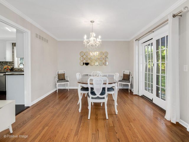 2S386 SENECA Drive, Wheaton, IL 60189