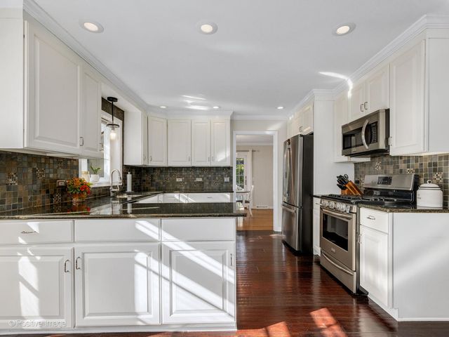 2S386 SENECA Drive, Wheaton, IL 60189