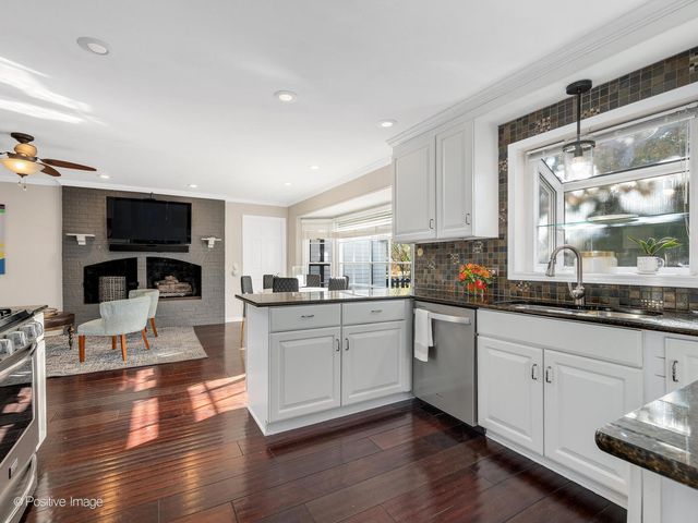 2S386 SENECA Drive, Wheaton, IL 60189