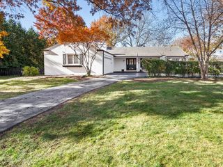 2S386 SENECA Drive, Wheaton, IL 60189