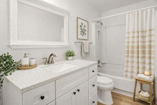 2489 Woodbridge Street, Roseville, MN 55113