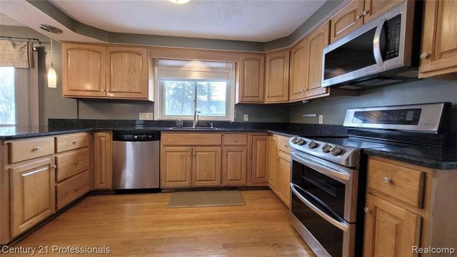 575 Troyvally Street, Troy, MI 48098