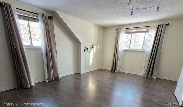 575 Troyvally Street, Troy, MI 48098