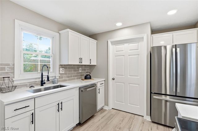 330 Inwood Boulevard, Avon Lake, OH 44012