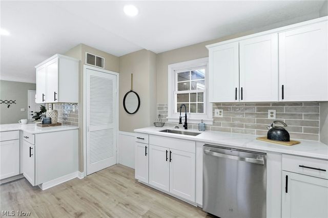 330 Inwood Boulevard, Avon Lake, OH 44012