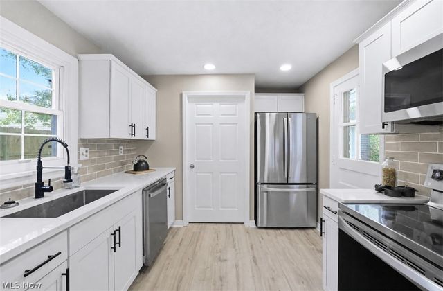 330 Inwood Boulevard, Avon Lake, OH 44012
