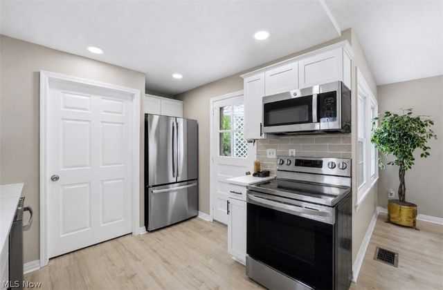 330 Inwood Boulevard, Avon Lake, OH 44012