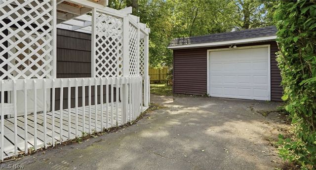 330 Inwood Boulevard, Avon Lake, OH 44012