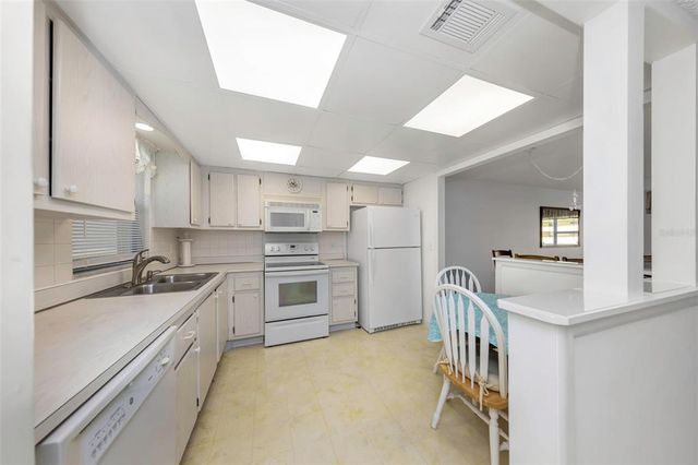 4550 COVE CIRCLE 207, St Petersburg, FL 33708