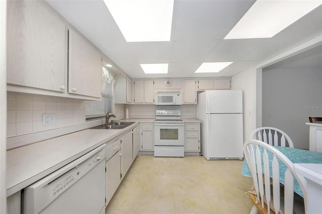 4550 COVE CIRCLE 207, St Petersburg, FL 33708