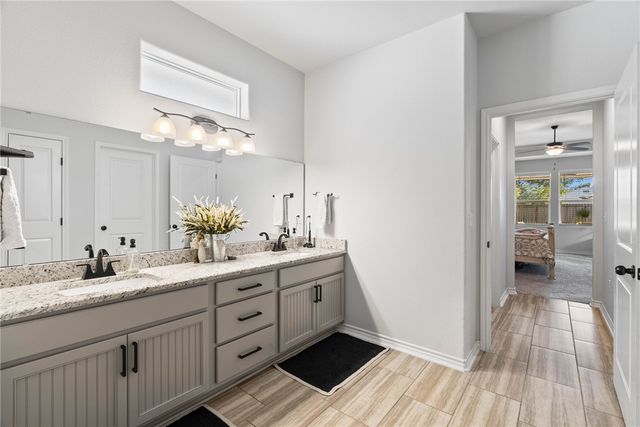 150 Norwood Oaks Dr, Rockport, TX 78382