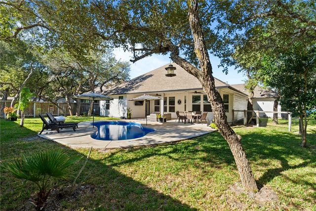 150 Norwood Oaks Dr, Rockport, TX 78382