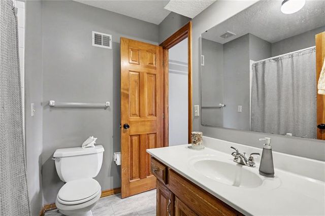 1056 NW High Point Drive, Lee's Summit, MO 64081
