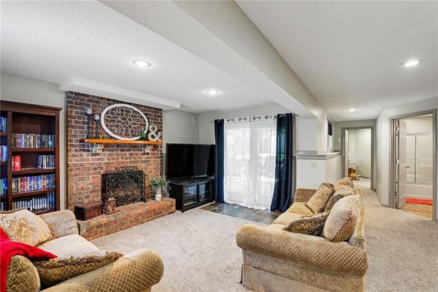 1056 NW High Point Drive, Lee's Summit, MO 64081