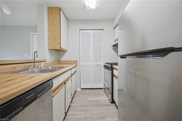 12632 Daybreak CIR, Newport News, VA 23602
