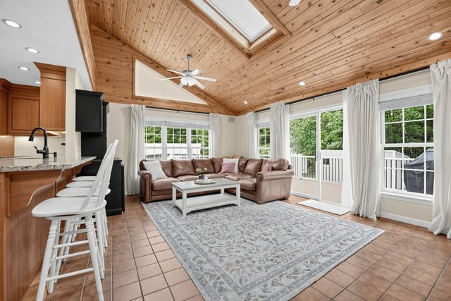 21 Andrew Cir, Stoughton, MA 02072