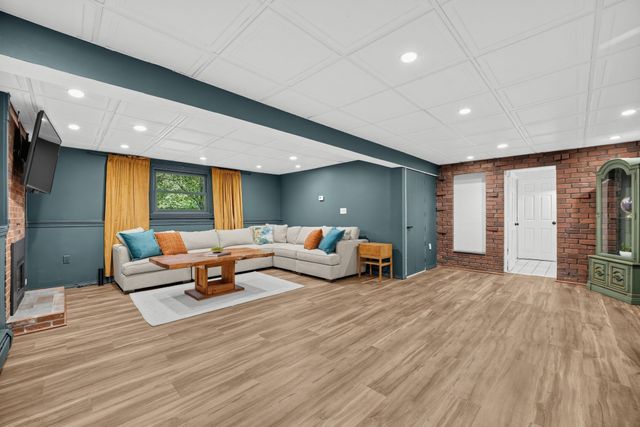 21 Andrew Cir, Stoughton, MA 02072