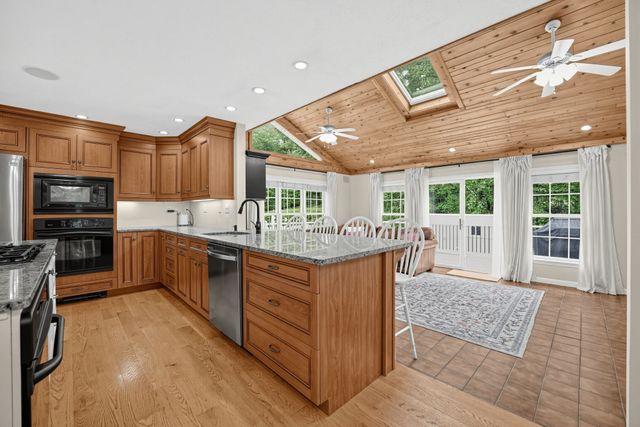 21 Andrew Cir, Stoughton, MA 02072